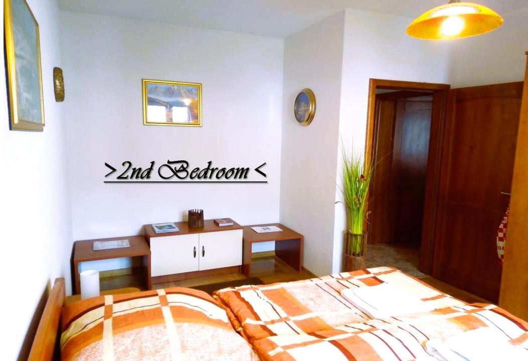 House White Stone Split Apartment Подстрана Стая снимка