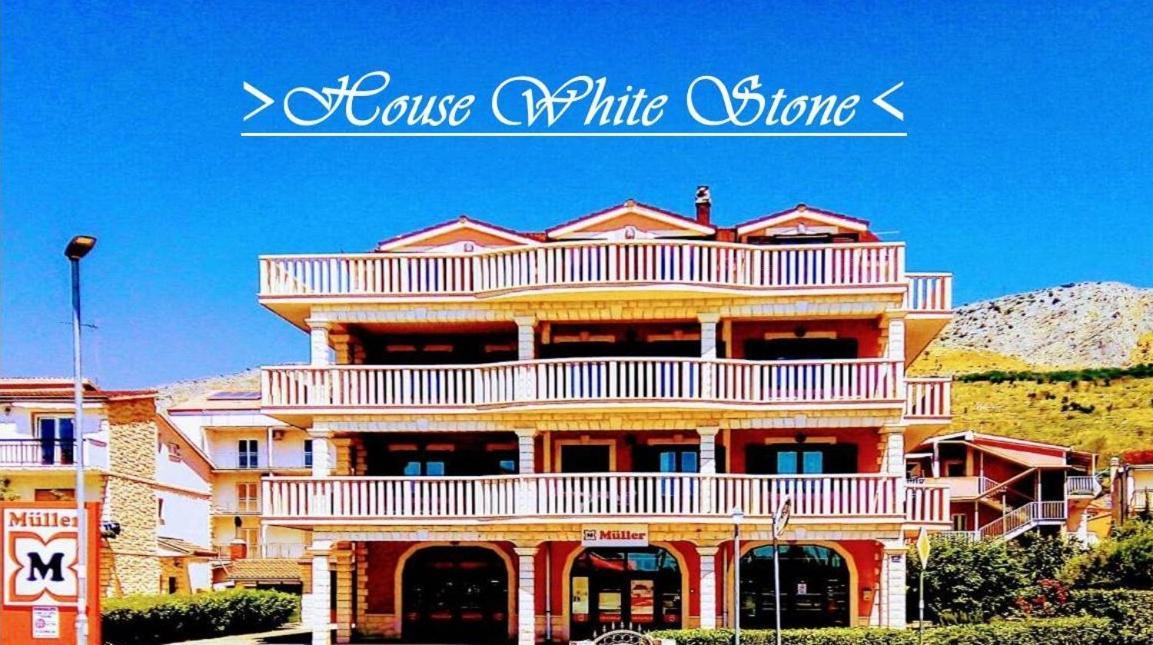 House White Stone Split Apartment Подстрана Екстериор снимка