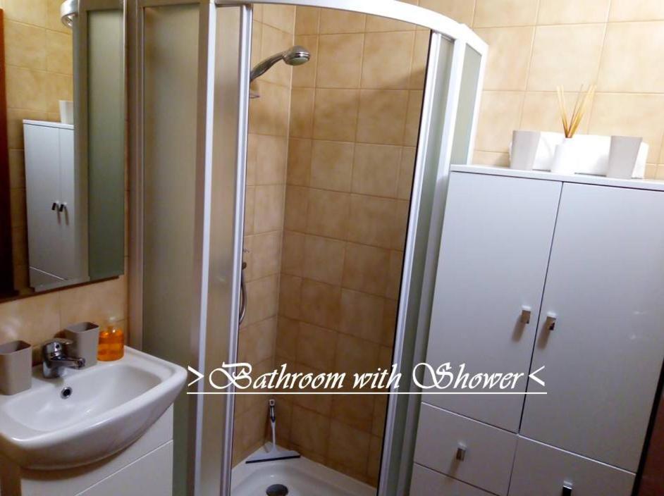 House White Stone Split Apartment Подстрана Стая снимка