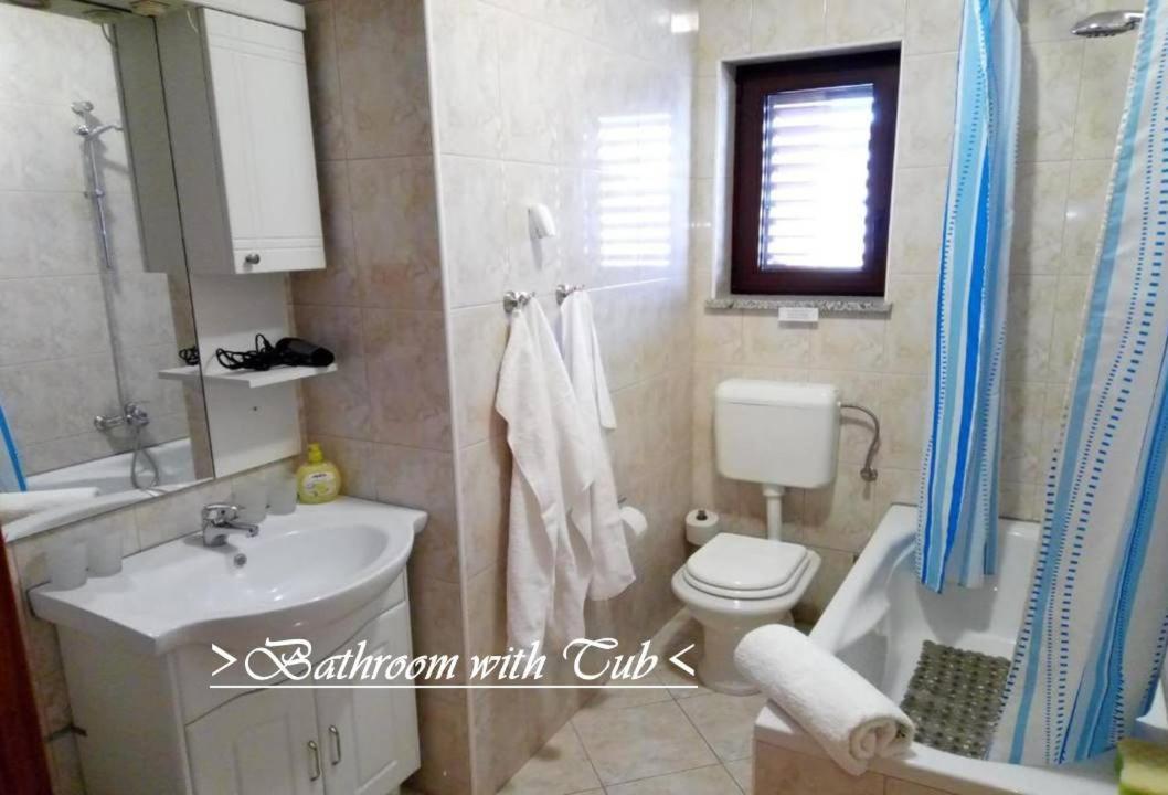 House White Stone Split Apartment Подстрана Стая снимка