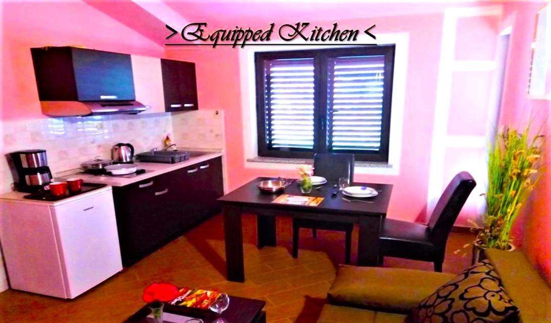 House White Stone Split Apartment Подстрана Екстериор снимка