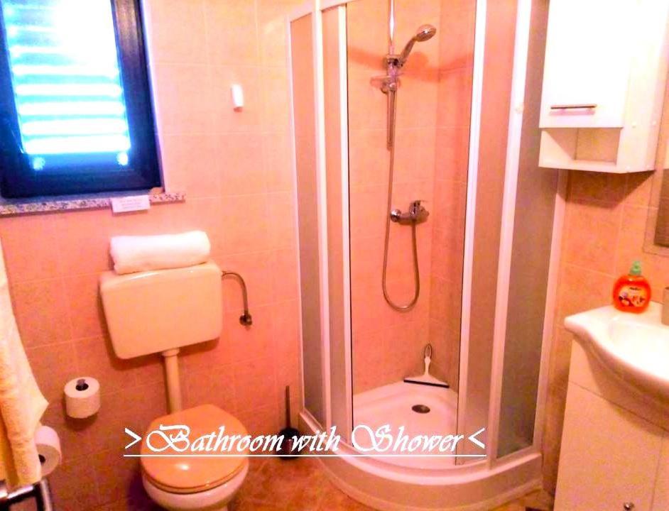 House White Stone Split Apartment Подстрана Стая снимка