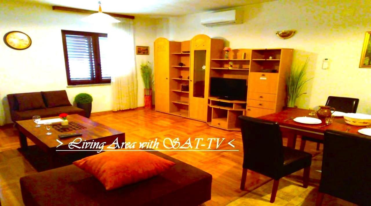 House White Stone Split Apartment Подстрана Стая снимка