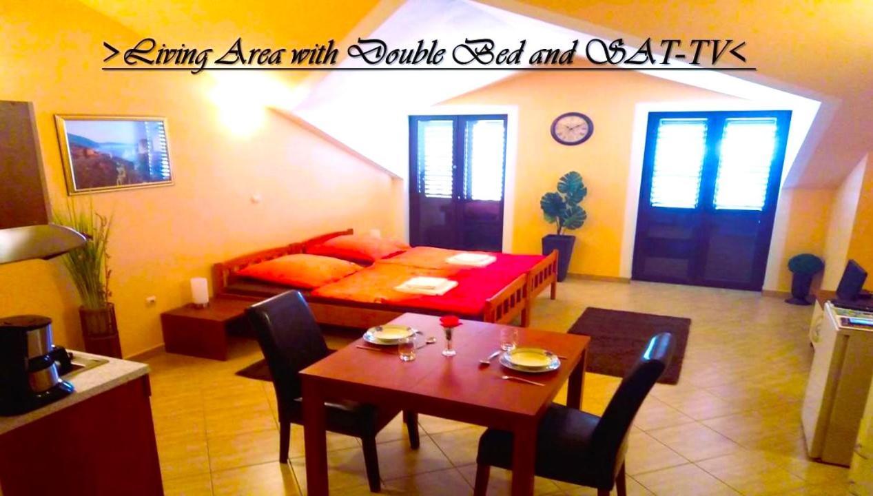House White Stone Split Apartment Подстрана Стая снимка