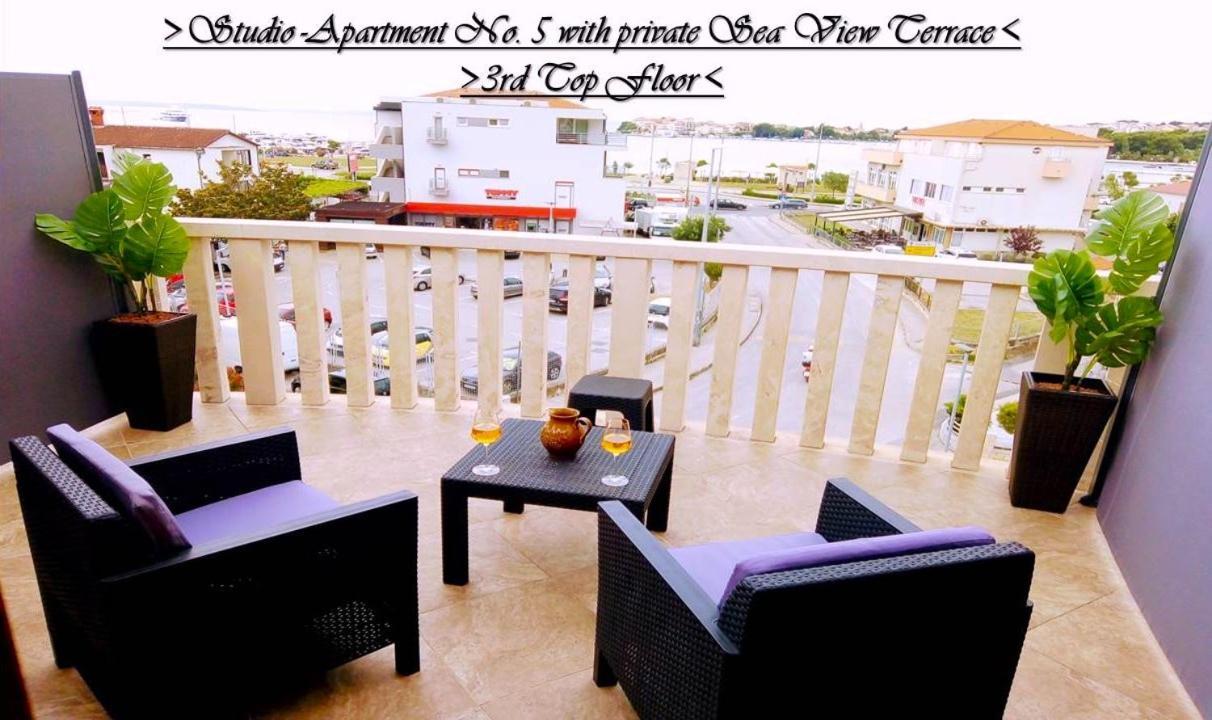 House White Stone Split Apartment Подстрана Стая снимка