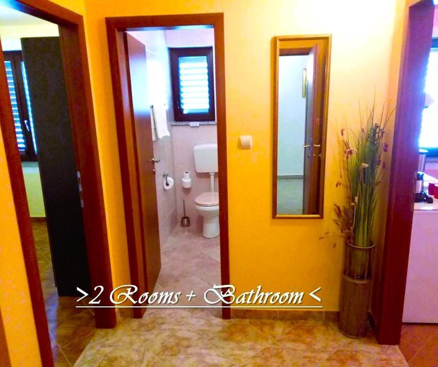 House White Stone Split Apartment Подстрана Стая снимка
