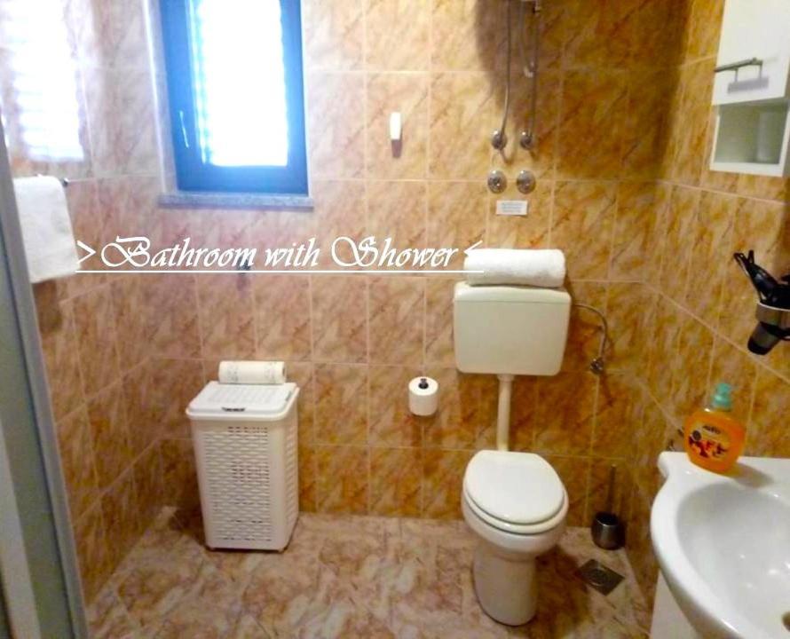 House White Stone Split Apartment Подстрана Стая снимка