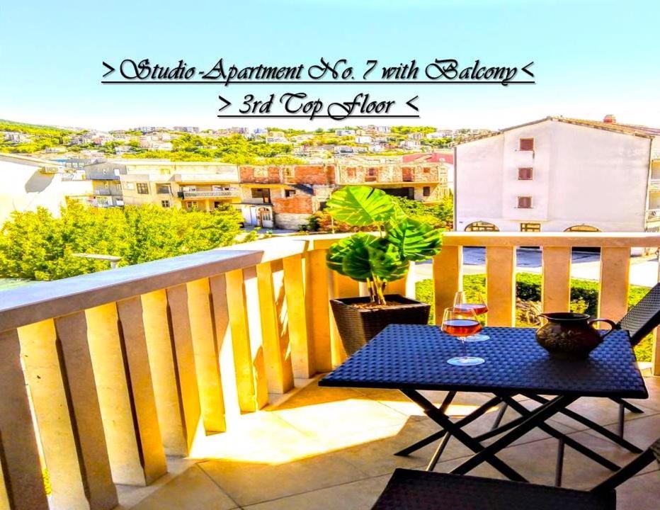 House White Stone Split Apartment Подстрана Стая снимка